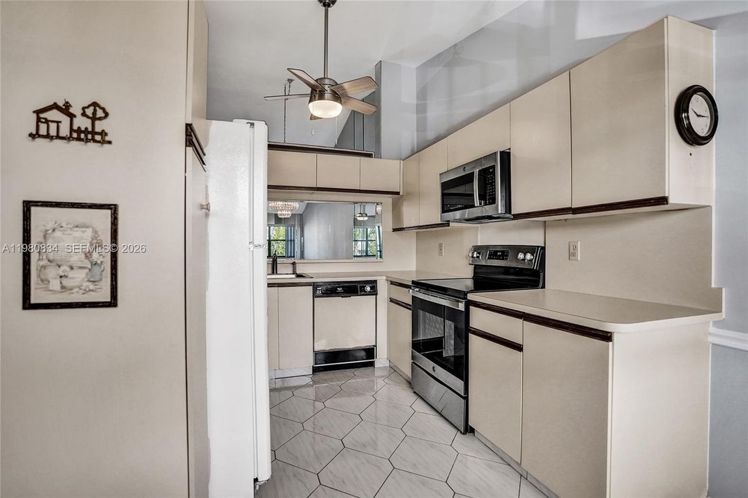 На продажу: $119,500 (2 спален, 2 ванн, 1186 Квадратных фут)