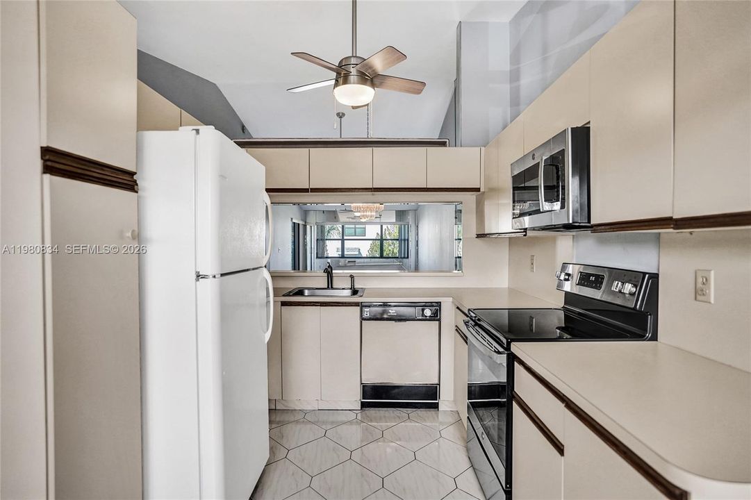 На продажу: $119,500 (2 спален, 2 ванн, 1186 Квадратных фут)