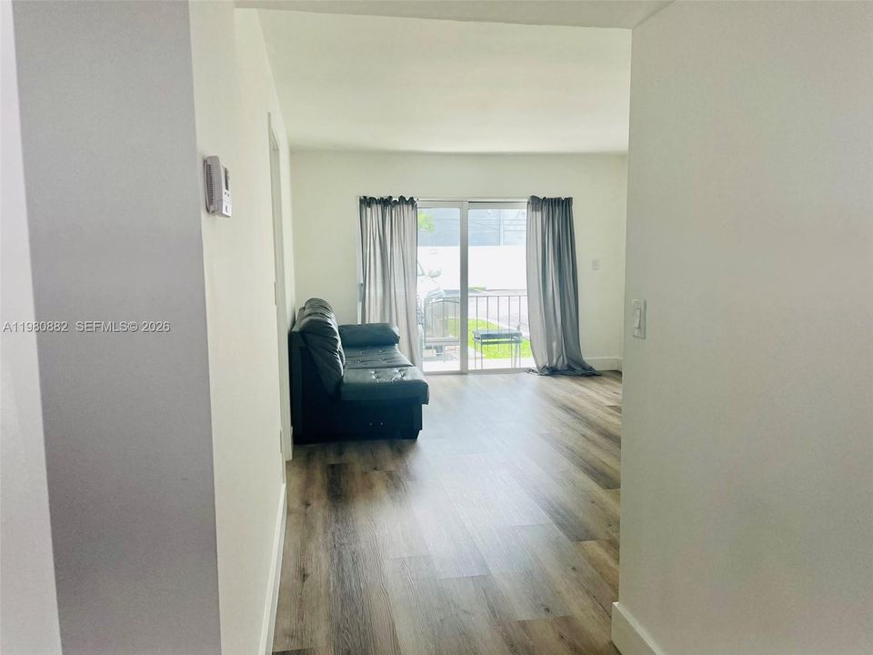 Под контрактом: $225,000 (1 спален, 1 ванн, 641 Квадратных фут)