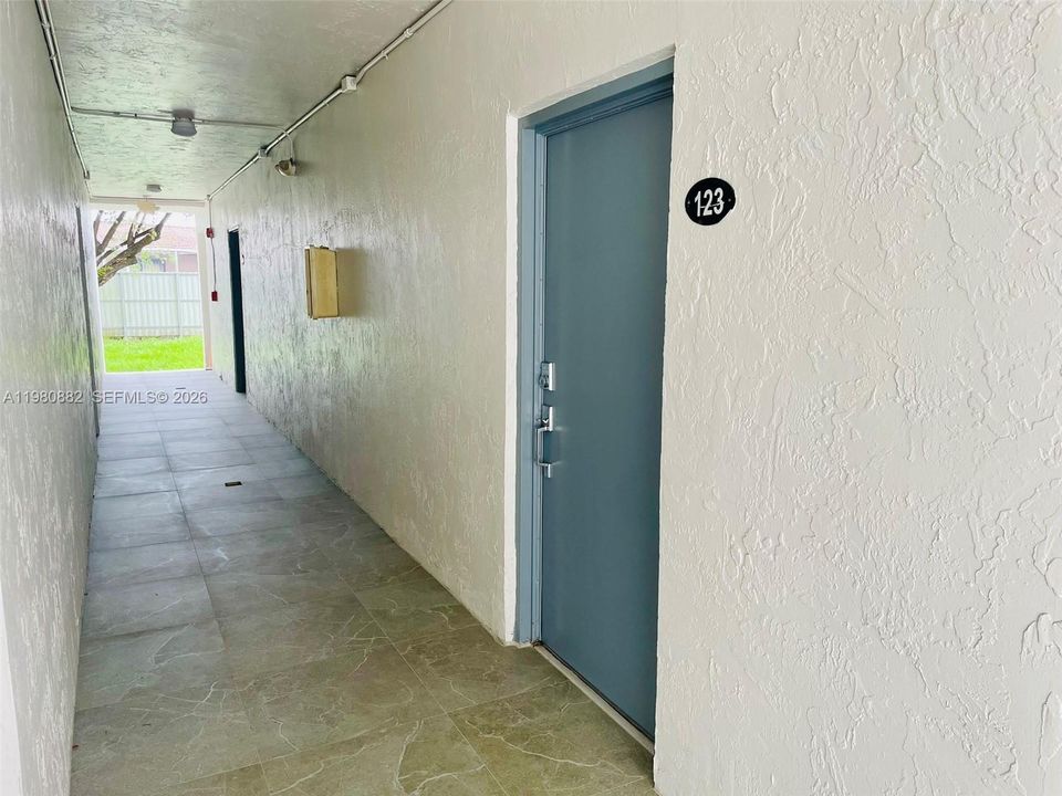 Под контрактом: $225,000 (1 спален, 1 ванн, 641 Квадратных фут)