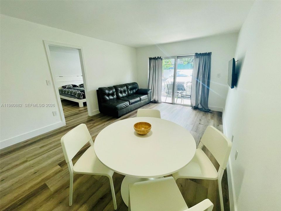 Под контрактом: $225,000 (1 спален, 1 ванн, 641 Квадратных фут)