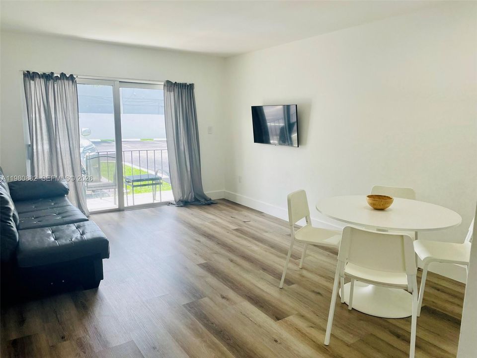 Под контрактом: $225,000 (1 спален, 1 ванн, 641 Квадратных фут)