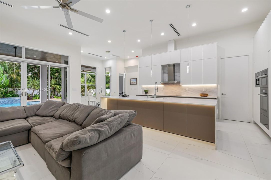 For Sale: $2,894,000 (4 beds, 4 baths, 2887 Square Feet)