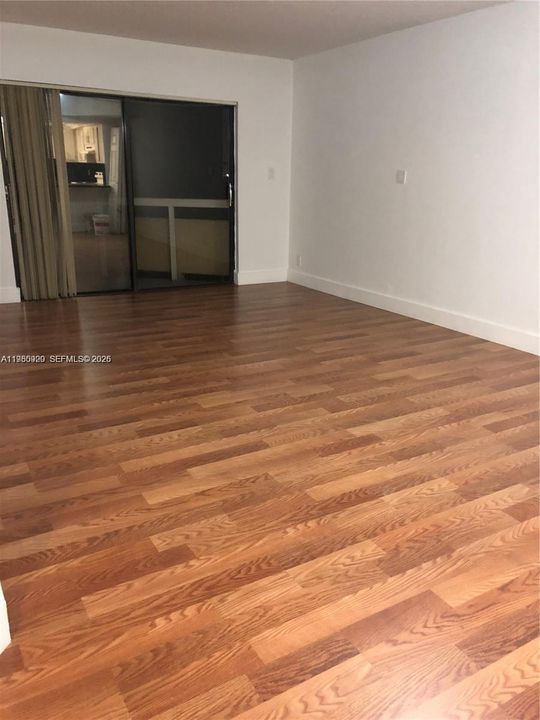 For Sale: $240,000 (1 beds, 1 baths, 710 Square Feet)