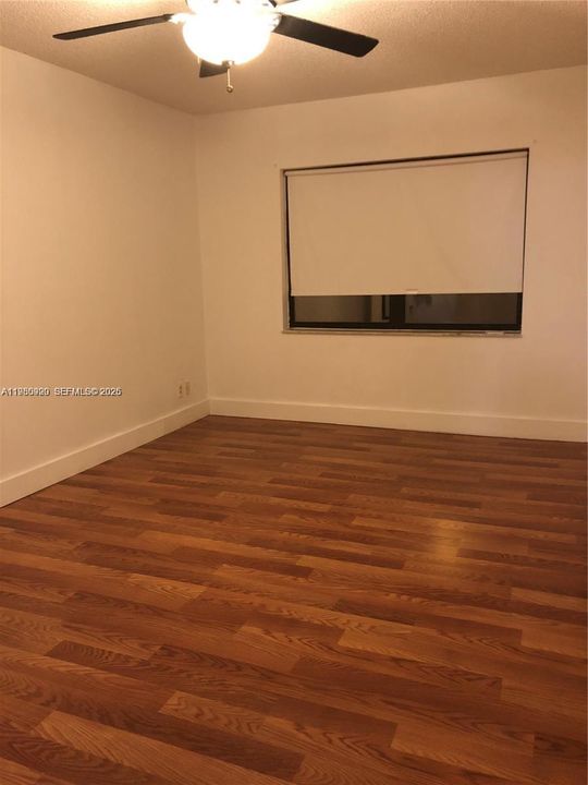 For Sale: $240,000 (1 beds, 1 baths, 710 Square Feet)