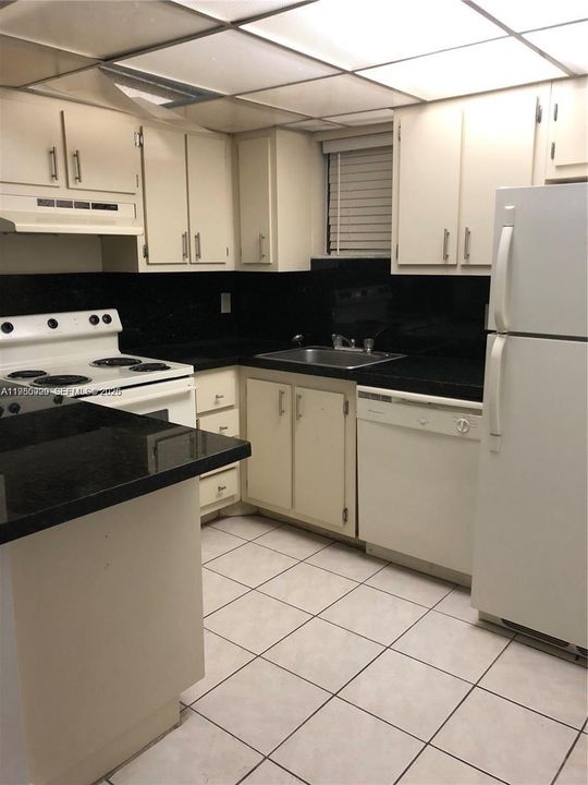 For Sale: $240,000 (1 beds, 1 baths, 710 Square Feet)