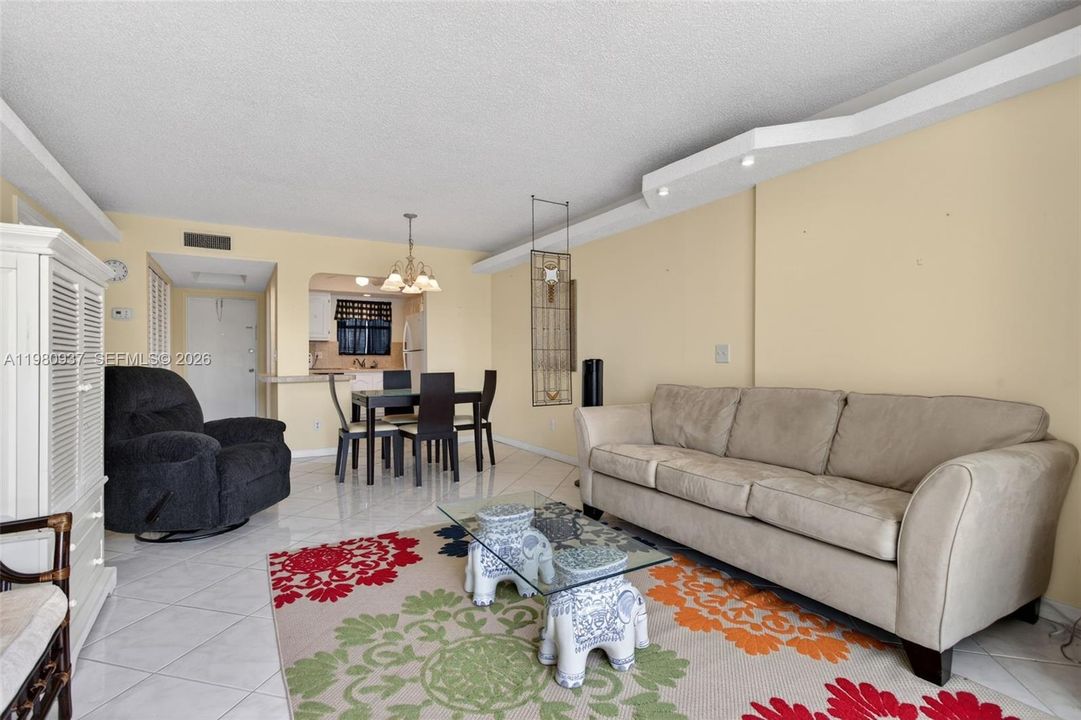 For Sale: $93,000 (1 beds, 1 baths, 720 Square Feet)