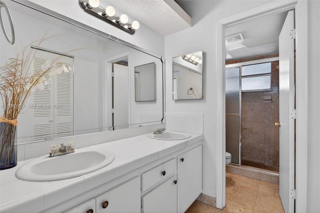 For Sale: $93,000 (1 beds, 1 baths, 720 Square Feet)
