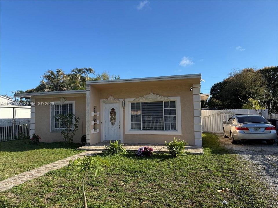 Activo con contrato: $400,000 (2 camas, 1 baños, 826 Pies cuadrados)
