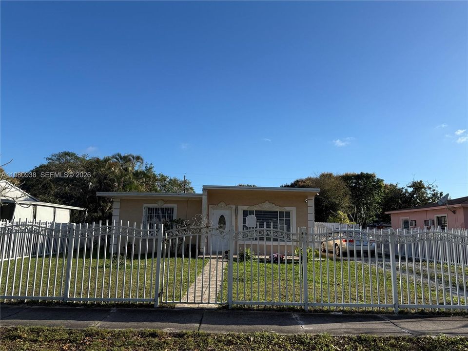 Activo con contrato: $400,000 (2 camas, 1 baños, 826 Pies cuadrados)