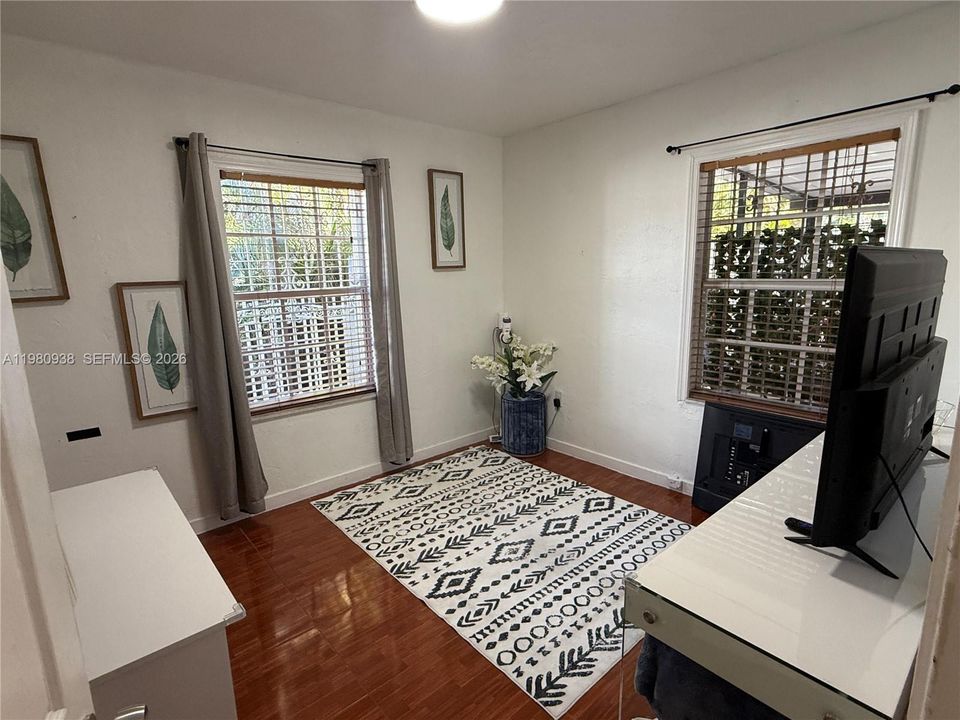 Activo con contrato: $400,000 (2 camas, 1 baños, 826 Pies cuadrados)