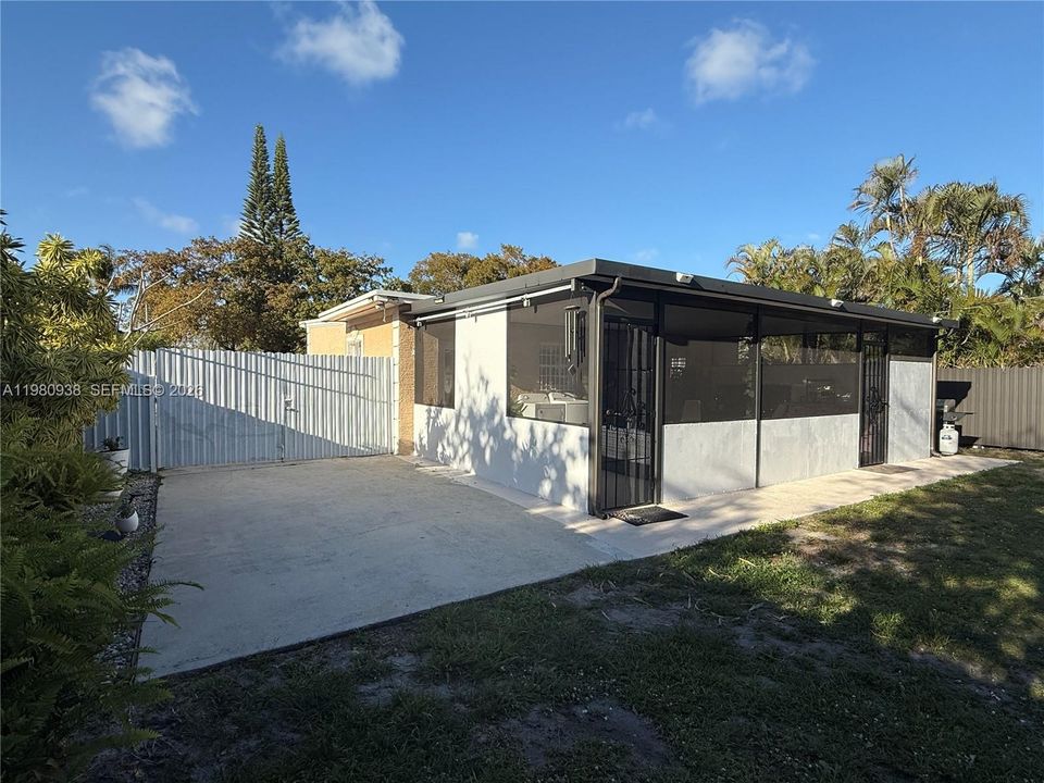 Activo con contrato: $400,000 (2 camas, 1 baños, 826 Pies cuadrados)
