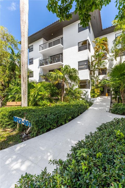 Active With Contract: $895,000 (2 beds, 2 baths, 1450 Square Feet)