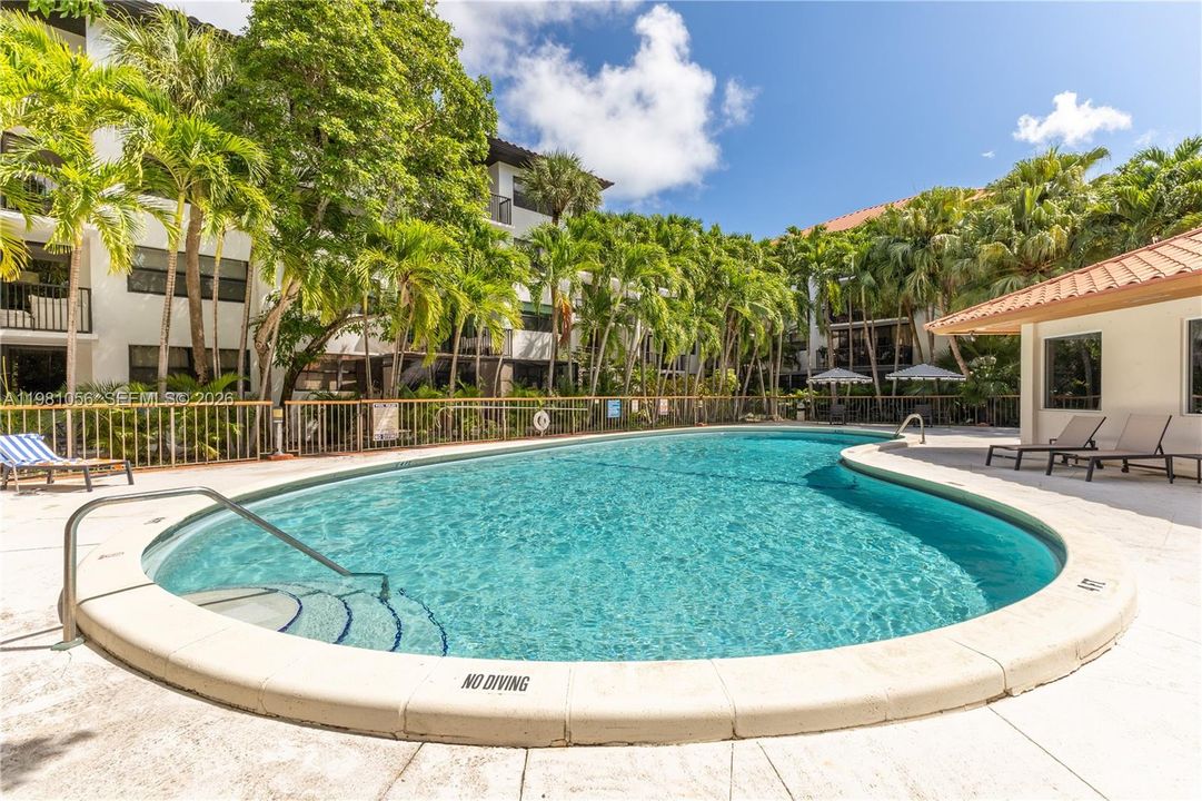 Active With Contract: $895,000 (2 beds, 2 baths, 1450 Square Feet)