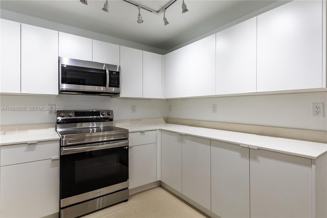 Active With Contract: $895,000 (2 beds, 2 baths, 1450 Square Feet)