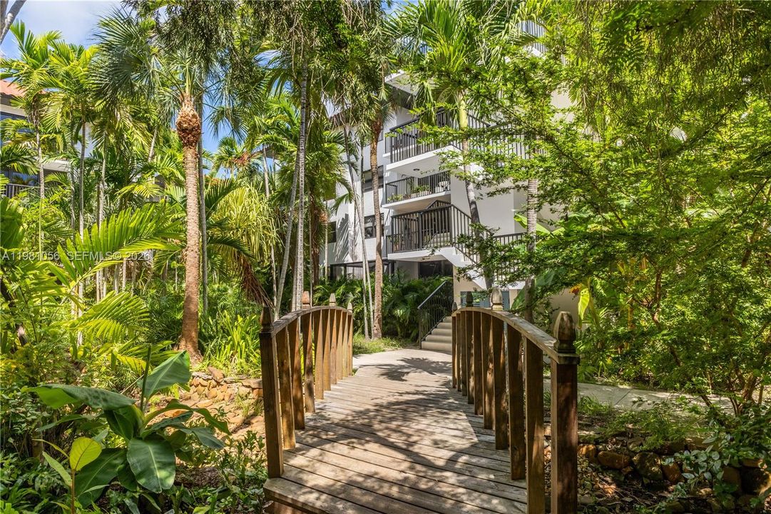Active With Contract: $895,000 (2 beds, 2 baths, 1450 Square Feet)