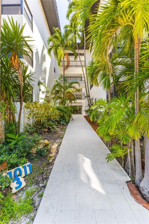 Active With Contract: $895,000 (2 beds, 2 baths, 1450 Square Feet)