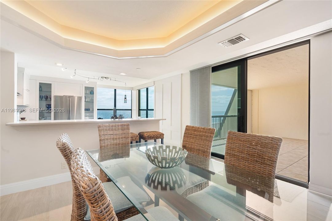 На продажу: $1,995,000 (2 спален, 2 ванн, 2010 Квадратных фут)