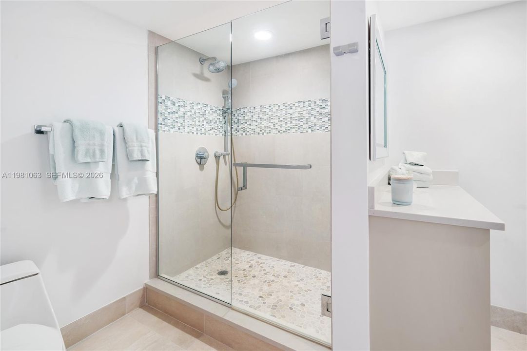 На продажу: $1,995,000 (2 спален, 2 ванн, 2010 Квадратных фут)