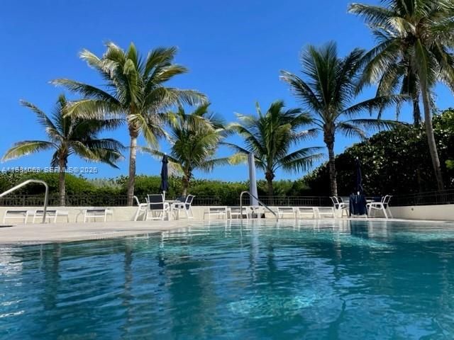 На продажу: $1,995,000 (2 спален, 2 ванн, 2010 Квадратных фут)