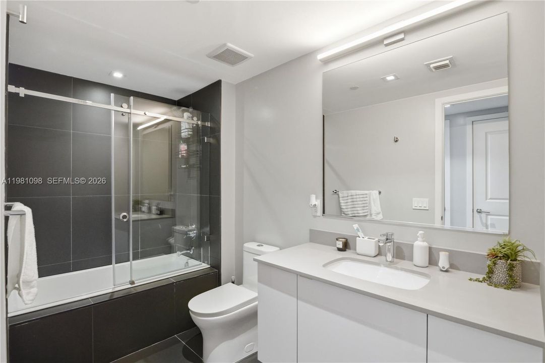 For Sale: $599,000 (2 beds, 2 baths, 1055 Square Feet)