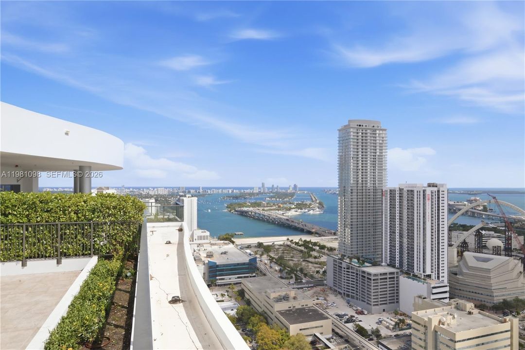 For Sale: $599,000 (2 beds, 2 baths, 1055 Square Feet)