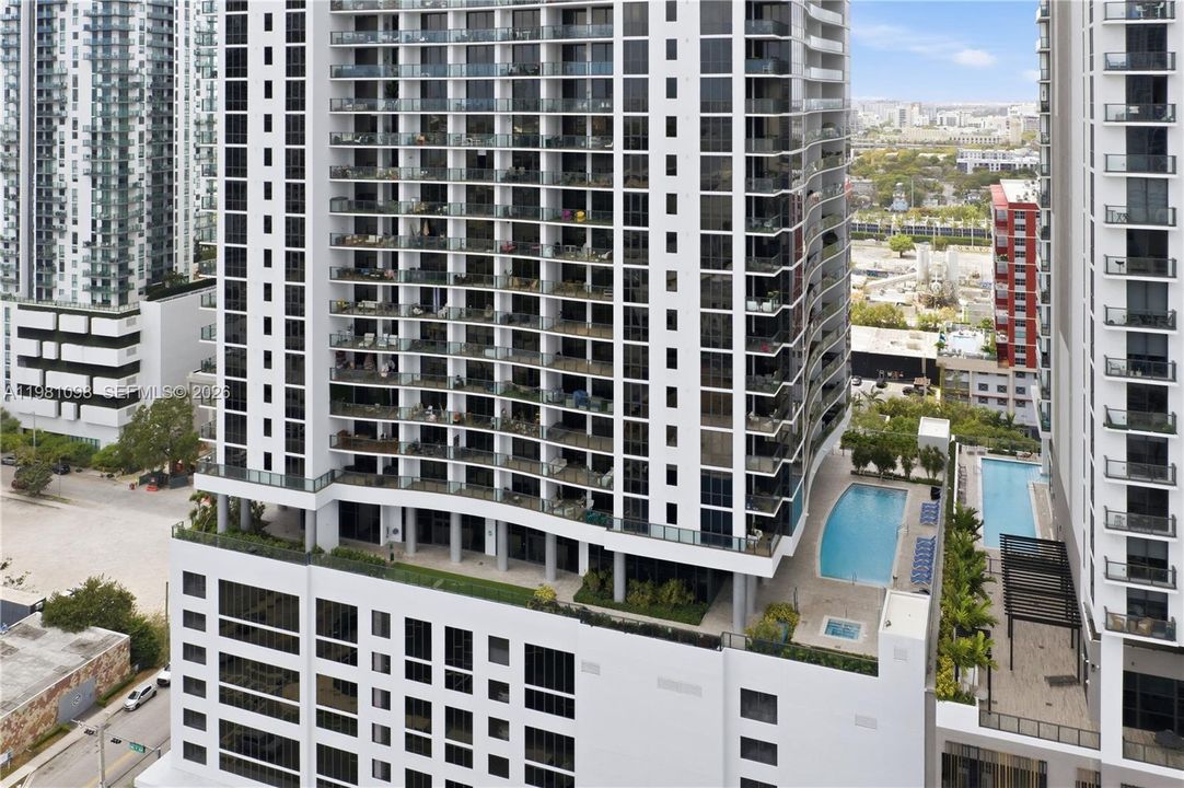 For Sale: $599,000 (2 beds, 2 baths, 1055 Square Feet)