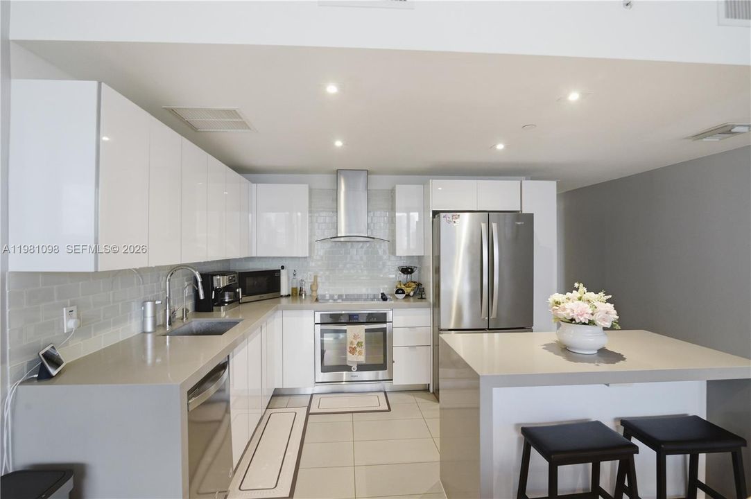 For Sale: $599,000 (2 beds, 2 baths, 1055 Square Feet)