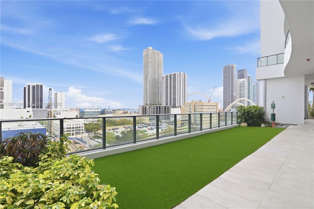For Sale: $599,000 (2 beds, 2 baths, 1055 Square Feet)
