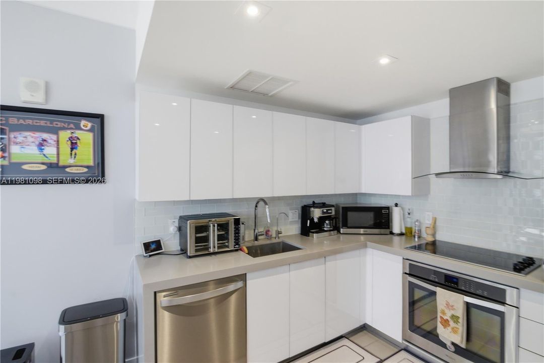 For Sale: $599,000 (2 beds, 2 baths, 1055 Square Feet)