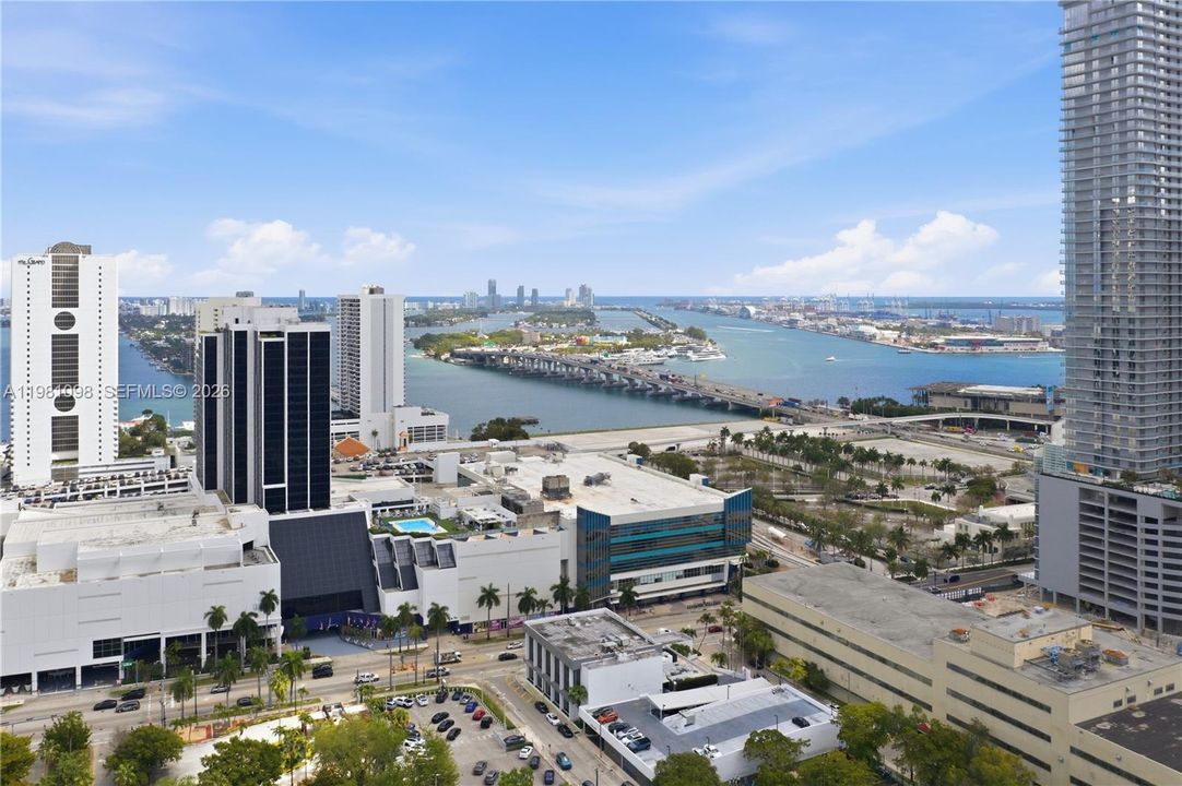 For Sale: $599,000 (2 beds, 2 baths, 1055 Square Feet)