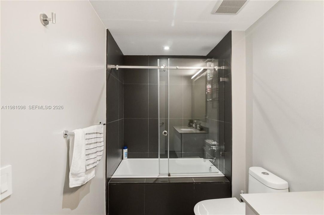For Sale: $599,000 (2 beds, 2 baths, 1055 Square Feet)