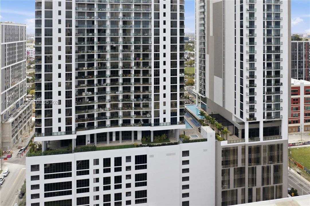 For Sale: $599,000 (2 beds, 2 baths, 1055 Square Feet)