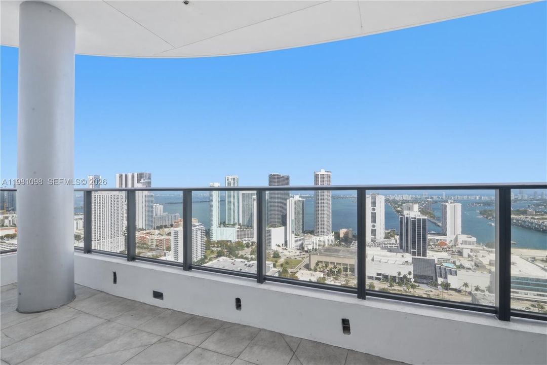 For Sale: $599,000 (2 beds, 2 baths, 1055 Square Feet)