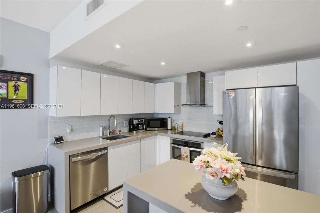 For Sale: $599,000 (2 beds, 2 baths, 1055 Square Feet)