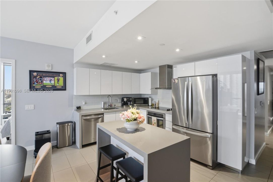 For Sale: $599,000 (2 beds, 2 baths, 1055 Square Feet)