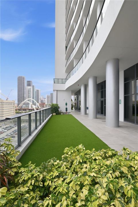For Sale: $599,000 (2 beds, 2 baths, 1055 Square Feet)