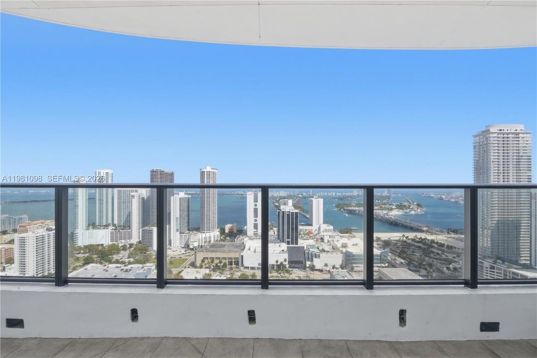 For Sale: $599,000 (2 beds, 2 baths, 1055 Square Feet)