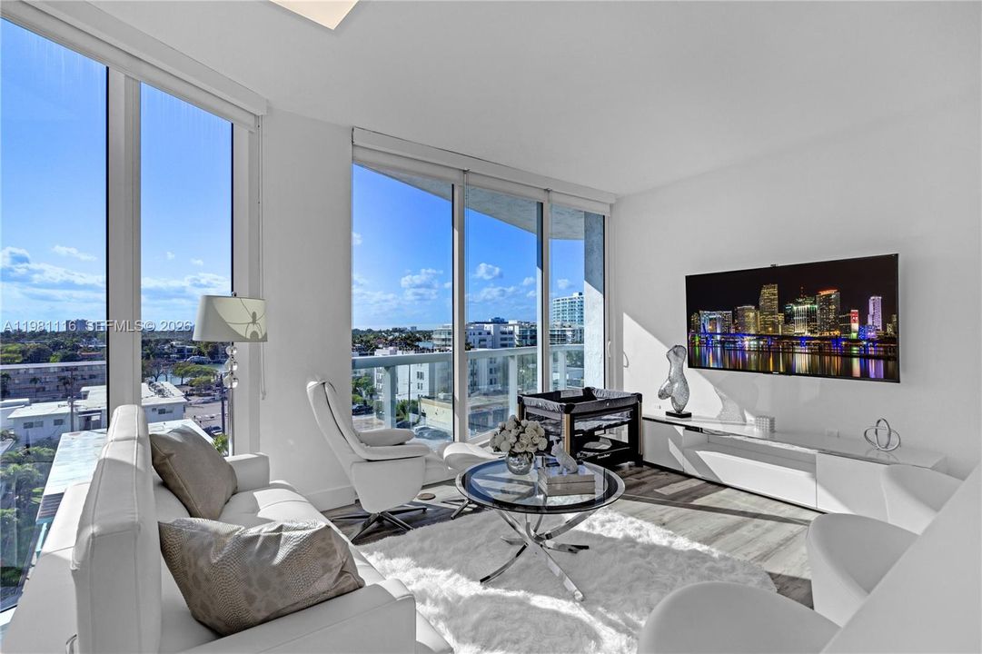 For Sale: $1,099,000 (2 beds, 2 baths, 1097 Square Feet)