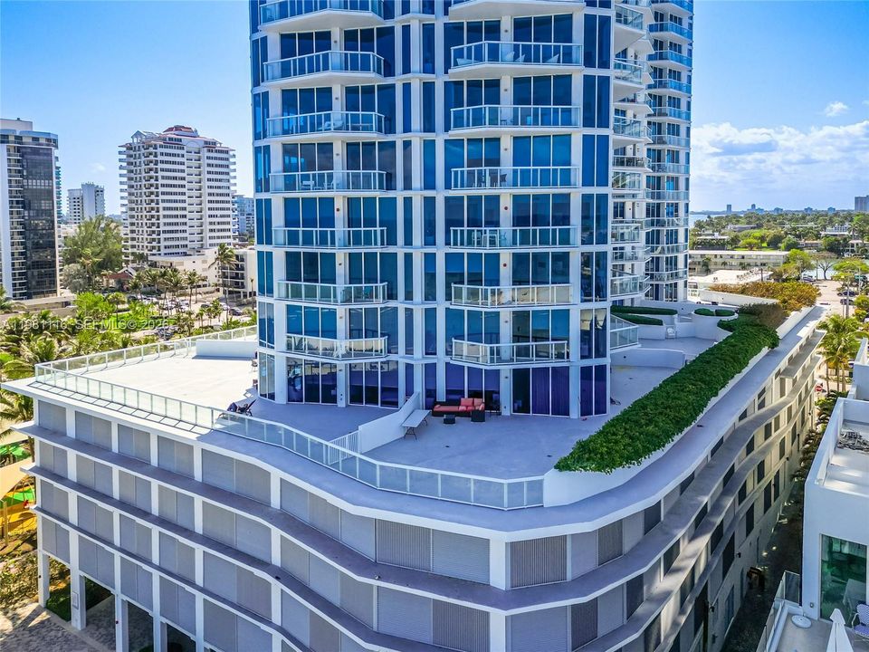 For Sale: $1,099,000 (2 beds, 2 baths, 1097 Square Feet)
