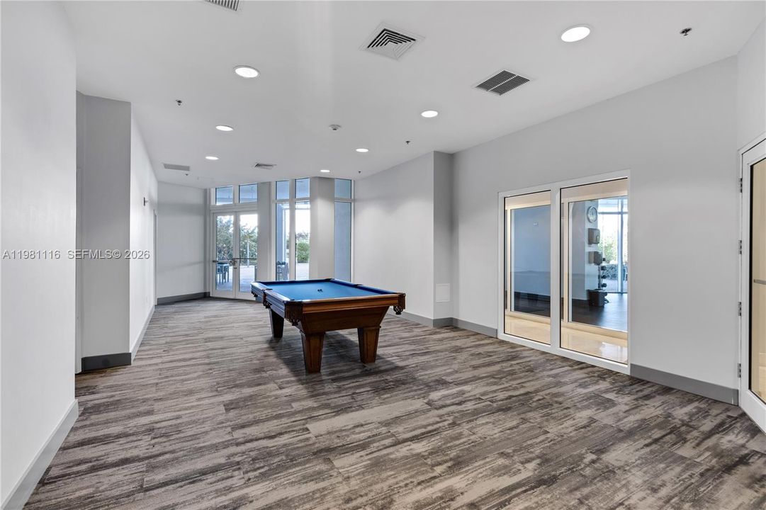 For Sale: $1,099,000 (2 beds, 2 baths, 1097 Square Feet)