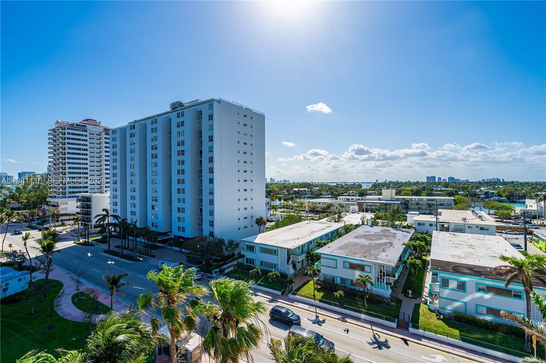 For Sale: $1,099,000 (2 beds, 2 baths, 1097 Square Feet)