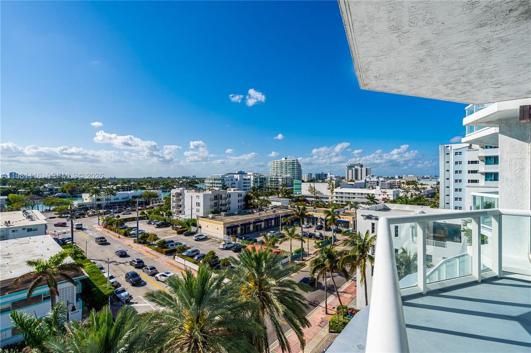 For Sale: $1,099,000 (2 beds, 2 baths, 1097 Square Feet)