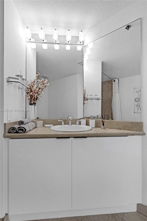 For Sale: $1,099,000 (2 beds, 2 baths, 1097 Square Feet)