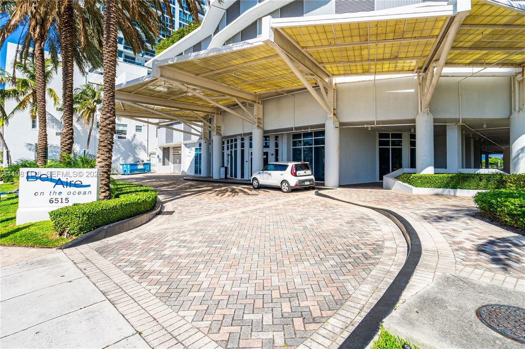 For Sale: $1,099,000 (2 beds, 2 baths, 1097 Square Feet)