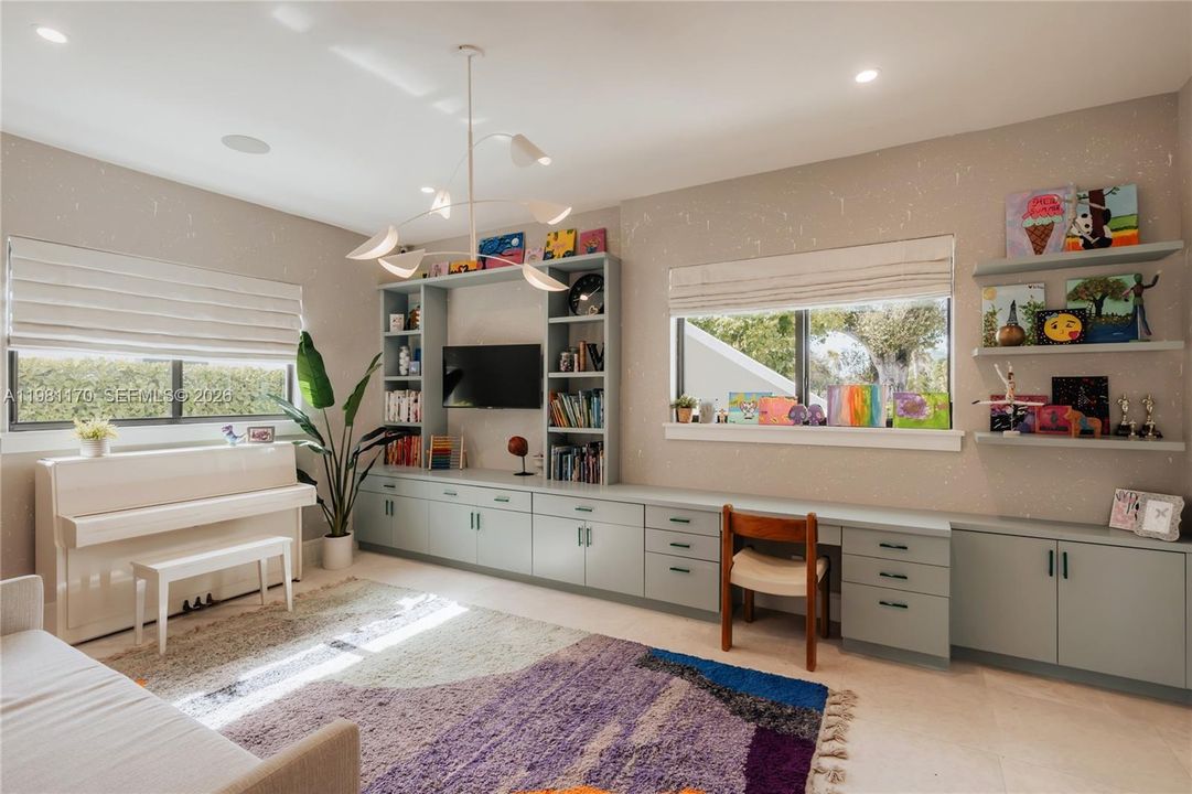For Sale: $9,990,000 (8 beds, 7 baths, 8433 Square Feet)