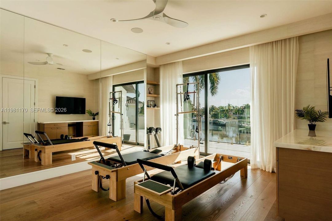 For Sale: $9,990,000 (8 beds, 7 baths, 8433 Square Feet)