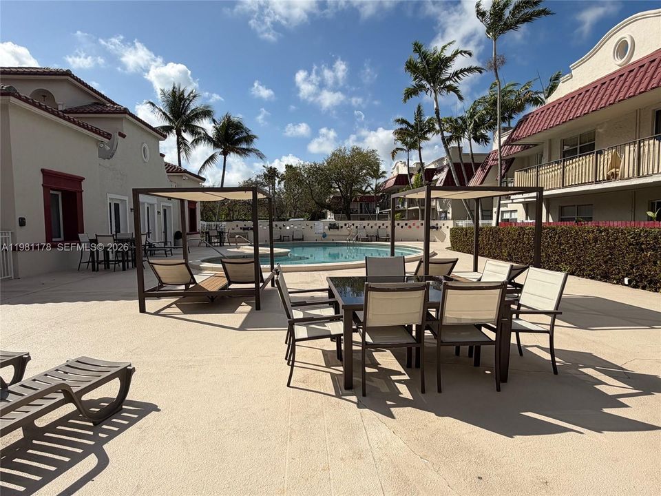 合同活跃: $213,000 (1 贝兹, 1 浴室, 710 平方英尺)