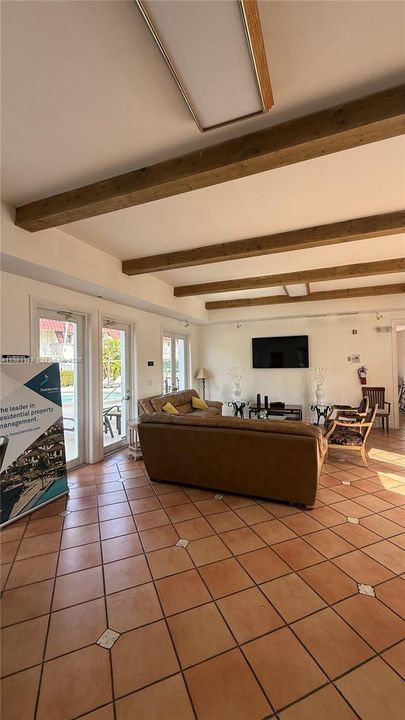 合同活跃: $213,000 (1 贝兹, 1 浴室, 710 平方英尺)