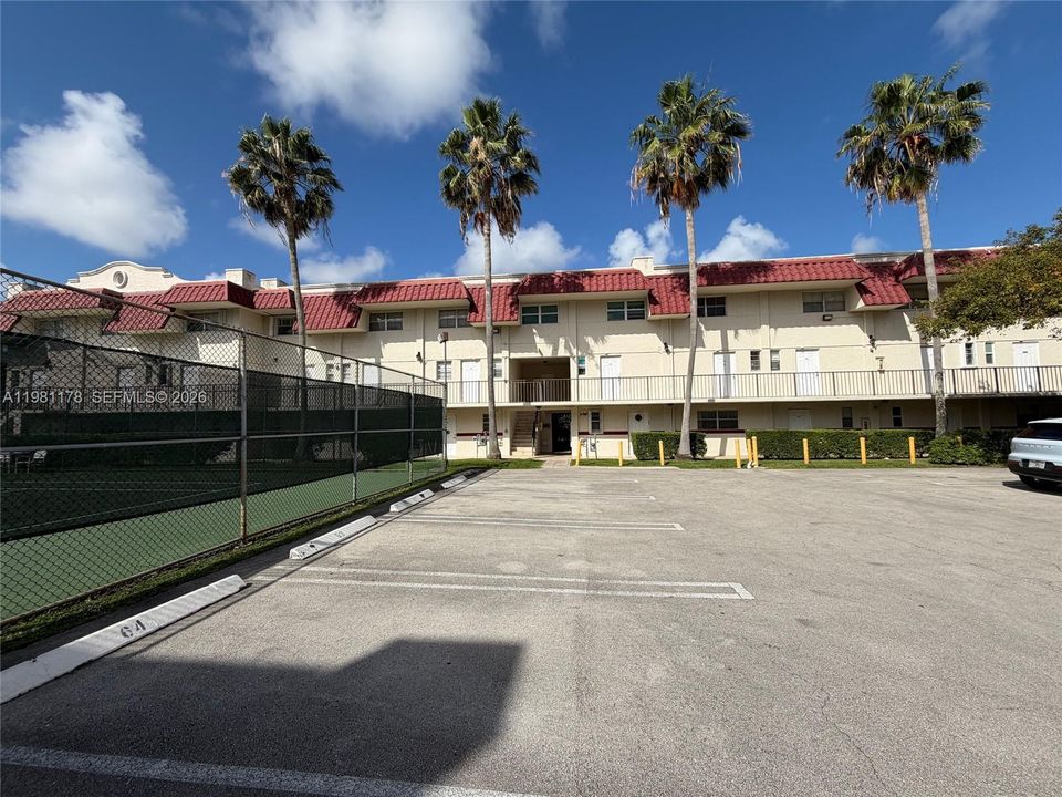 合同活跃: $213,000 (1 贝兹, 1 浴室, 710 平方英尺)